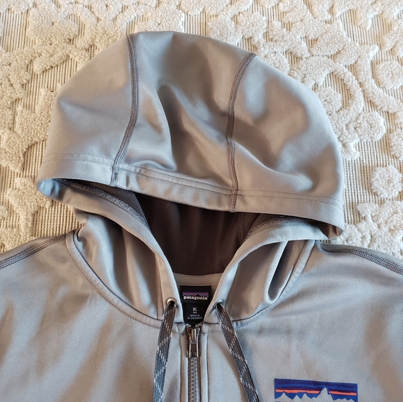 Patagonia full zip up grey hoodie, tech fleece material - Picture 7 of 8